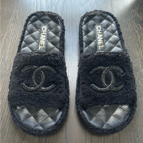 Chanel Slides - Worn Once - 2021 Collection - Size 37 - Picture 1 of 3